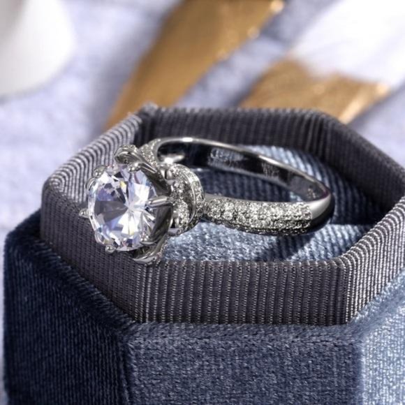 LUXURY FLOWERED 925 STERLING SILVER DIAMOND RING, CUTE RING, SHINY RING. - Picture 5 of 5